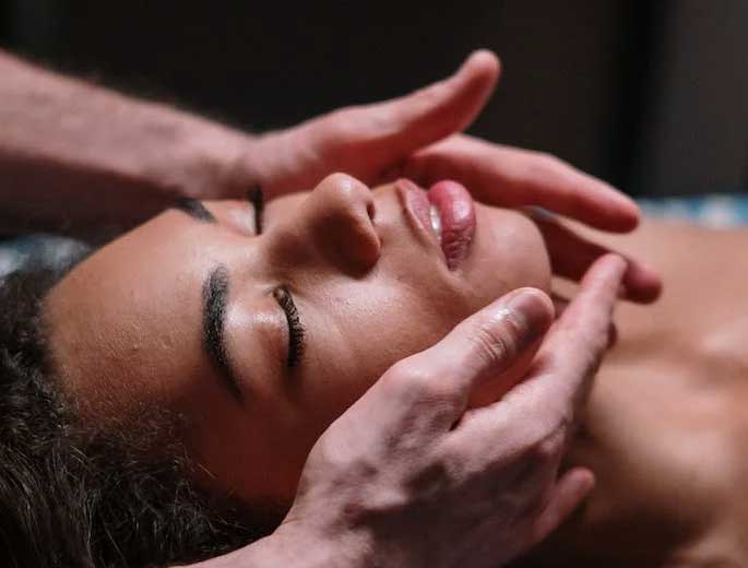 Massage Indien du visage par votre kiné Patrick Gérard à l'Espace Bien-être et détente à Beauvais