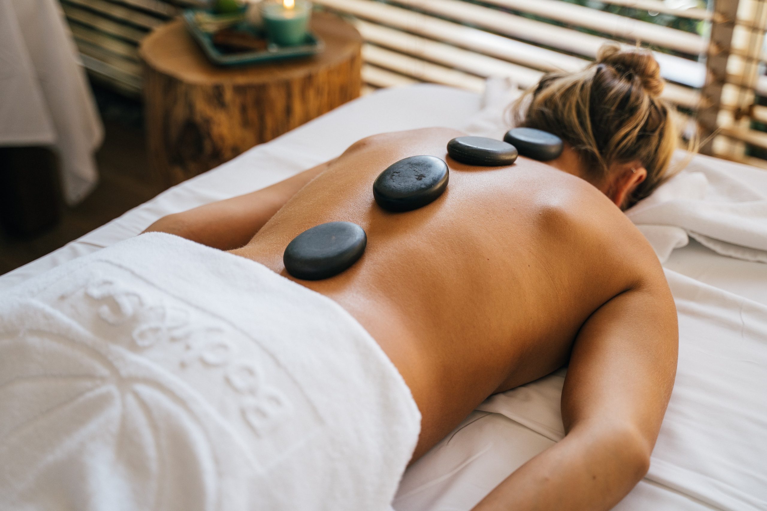 Massage aux pierres chaudes par votre kiné Patrick Gérard à l'Espace Bien-être et détente à Beauvais